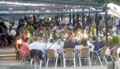 Terrazas bien montadas como las situadas en la Alameda dan vida a la villa noiesa. 