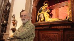 Jos� Luis Couceiro Insua, hermano mayor de La Piedad, en la iglesia de San Francisco ante la imagen que tall� Jos� Rivas en 1945. Un tesoro art�stico que cost� 9.000 pesetas de la �poca. <span lang= gl >�Foina encargar a Santiago Paco Fanego, que era directivo da confrar�a, ti�a unha tenda de imaxes relixiosas e moi bo gusto para a imaxiner�a�, dice</span>