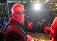 Kiko Hern�ndez y Rosa Arza, ayer ante la multitud poco antes de empezar el preg�n. 