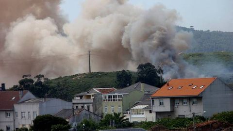 Tras el incendio del pasado sbado (en la imagen), en la noche de ayer se produjo otro fuego en la misma zona del antiguo poblado de Penamoa