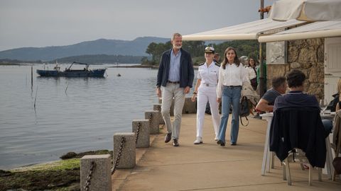 La Princesa Leonor y los Reyes Letizia y Felipe VI, en la terraza del restaurante de Carril (Vilagarc�a de Arousa)