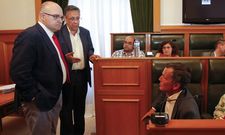 La oposici�n -en la imagen, sus l�deres con el secretario- rechaz� en bloque la propuesta de CA. 