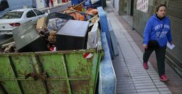 Los vecinos siguen llenando contenedores con objetos estropeados por el agua. 