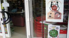 Carteles de la campa�a, colocados en la puerta de un supermercado de Abad�n 