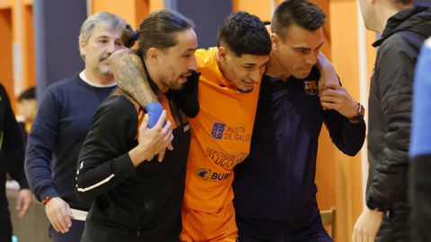 Jason, ayudado por Tulio Garc�a y Sergio Lozano, se retir� lesionado en el partido ante el Barcelona B.