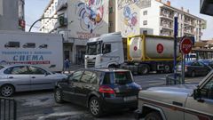 Las calles c�ntricas de Xinzo se colapsan por momentos por la intensidad del tr�fico desviado de la A-52 por la protesta de los tractoristas.