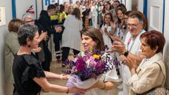 Mar�a Jos� Remigio, muy emocionada durante la despedida que le brindaron sus compa�eros en el�hospital�de Ourense.
