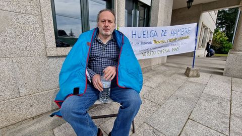 Fernando Martnez Pieiro, este martes por la maana en el exterior del Concello de Portas, donde inici una huelga de hambre