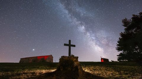 Cielo nocturno lleno de estrellas sobre la cima del monte Faro, en Chantada