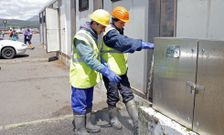 Portos instal� grifos para que los operarios se laven las botas y no ensucien los vestuarios. La Administraci�n dice que sus inversiones en Ribeira con constantes para favorecer el trabajo portuario. 