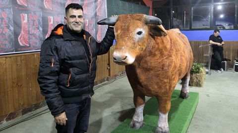 Linares con una de sus ltimas piezas, una vaca a tamao natural para el Ayuntamiento de Bveda