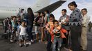 Venezolanos tras llegar al aeropuerto de Boa Vista, en Brasil, intentando dejar atr�s la crisis