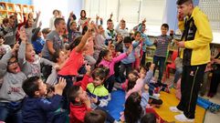 Los jugadores del Xuven visitaron el colegio de Vilari�o