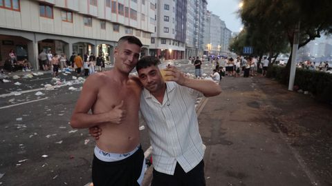 Las playas de Riazor y Orz�n amanecen llenas de basura tras la noche de San Xo�n