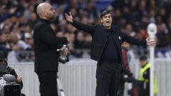 El entrenador del Lyon, Paulo Fonseca, en presencia del c�ltico Claudio Gir�ldez, durante el partido de este jueves.