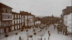 La praza de Santo Domingo, con el Pazo de Velarde al fondo, en una instant�nea de los a�os 20 del siglo XX
