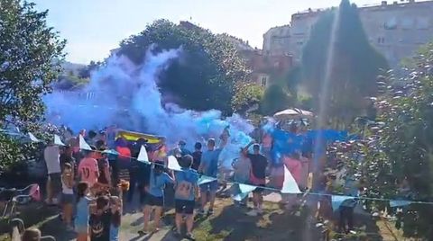 <span lang= gl >Pe�istas de A Tapa Celeste, no momento de interpretar �Oliveira dos cen anos�.</span>