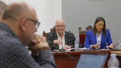 Luis Alamancos, en primer plano, con el alcalde Santiago Freire al fondo en el pleno en que se debati la cuestin de confianza