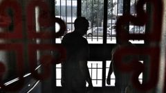 Dos antiguos usuarios del centro de transicin a la vida autnoma, en el comedor de Critas