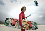 Lago ha colaborado en el dise�o de la ola que dar� soporte a las creaciones del certamen. 