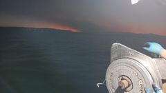El incendio, visto de madrugada desde un barco de pesca