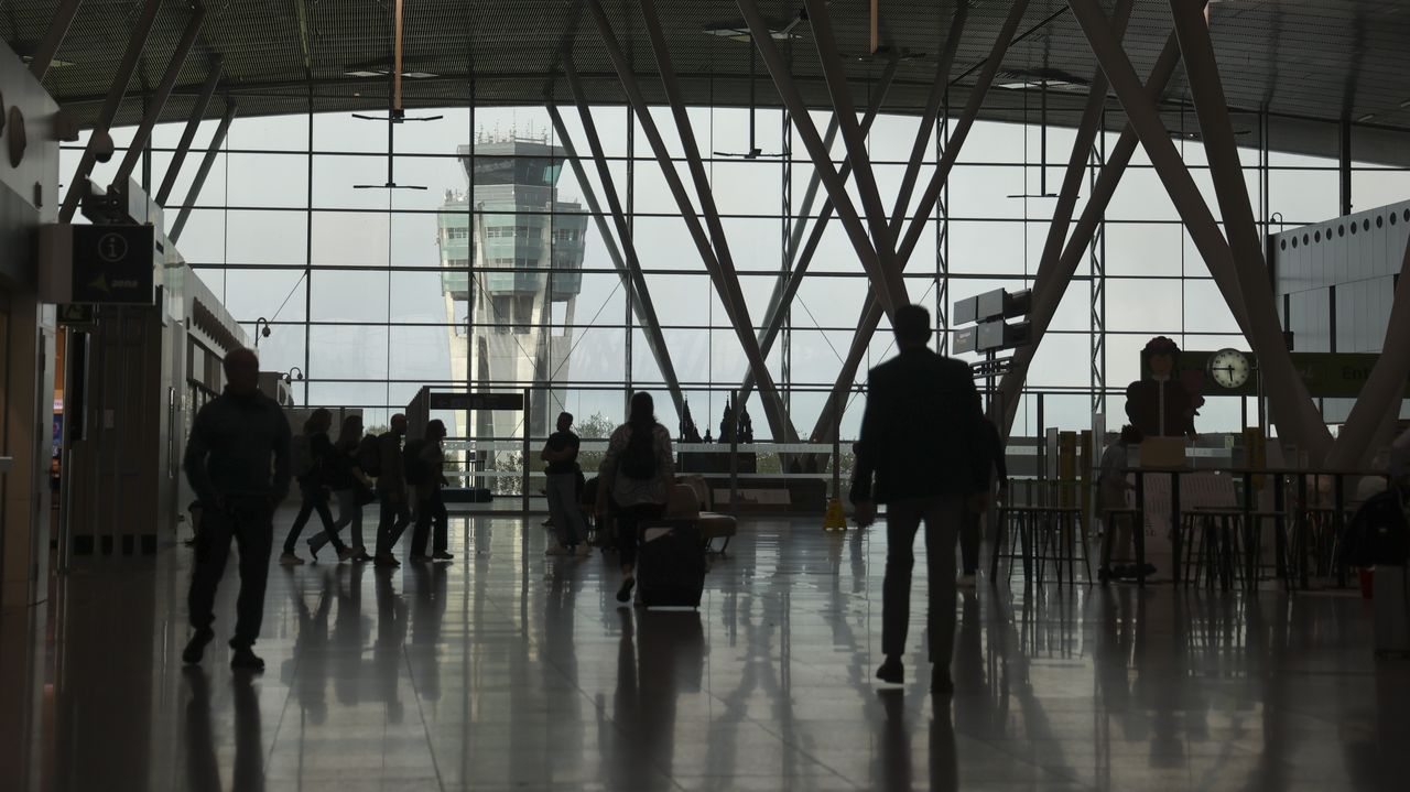 El aeropuerto de Santiago, el tercer mejor valorado de España por los usuarios