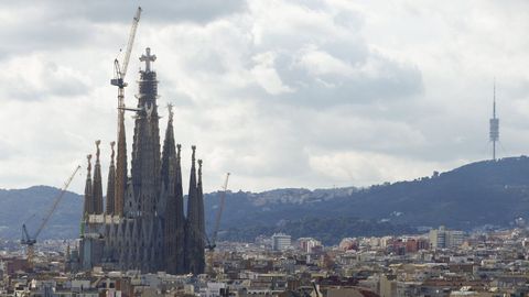 La cruz que corona la Sagrada Familia luce al completo tras la retirada de los andamios que la tapaban durante las obras de instalaci�n.