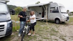 Juan Pereira y Rosa Mar�a Moledo , vecinos de Tui, en el �rea de autocaravanas de Boiro
