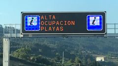 Tr�fico, carreteras, se�al.Los carteles de las carreteras alertan del lleno en las playas