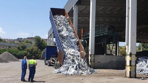Descarga de material en Alu Ib�rica en Avil�s