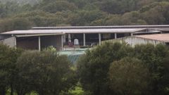 En un plan de mejora de hace unos tres aos, los responsables de la granja A Devesa, en Langueirn-Ponteceso, incluyeron la instalacin de paneles solares como principal medida medioambiental, adems de otras de bienestar animal. Pueden llegar a producir 60 kilovatios, pero los aprovechan especialmente en el verano