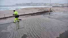 La arena de las dunas cubre el paseo mar�timo