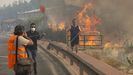 Labores de extinci�n del fuego por parte de vecinos de Garres y Lages.