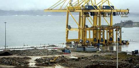 En la fotografa, tomada ayer por la tarde, una vista de la terminal de contenedores de TCL en el puerto exterior de Ferrol.