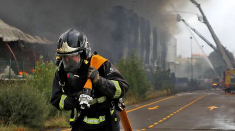 Los bomberos extinguen el incendio declarado en un concesionario de motos del pol�gono industrial de Silvota