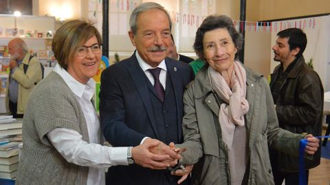 Mar Prieto, presidenta de la Asociación de Libreros de Oviedo; Wenceslao López, alcalde de oviedo; Mercedes González, concejala de Somos. En LibrOviedo