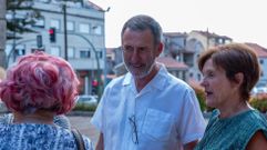 El regidor de Barro, Xos� Manuel Fern�ndez Abraldes, charlando con dos vecinas del municipio.