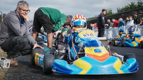 Alejandro Mndez Mndez, montado en su kart antes de la carrera decisiva en A Magdalena, con su padre, mentor y mecnico, Alejandro Mndez Rodrguez, a la izquierda.
