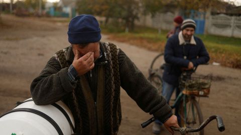 Un vecino de una aldea de Jers�n reconquistada llora al relatar la ocupaci�n rusa. 