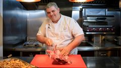 Tras licenciarse en Dereito pola USC, Pedro marchou a Edimburgo estudar ingl�s. As s�as boas aptitudes, ganas de aprender e traballar lev�rono a ser chef do restaurante do Fingal
