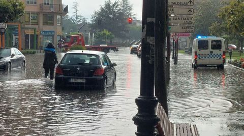La intensa lluvia de este domingo provocó inundaciones en la Compañía y en otros puntos del casco urbano de Monforte