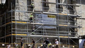 Los operarios�trabajan en la instalaci�n del esqueleto exterior de metal y madera