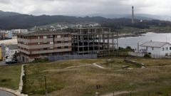 En primer t�rmino, a la izquierda, edificio que se prev� tirar para construir una plaza frente al mar