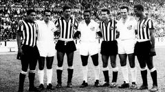 Nilton Santos, tercero por la derecha, con Pel�, Garrincha, Did� y Zagalo en A Coru�a