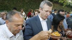En la Fagu�a de Carn�s, en el 2009, con el entonces alcalde, ya fallecido, Alejandro Rodriguez Lema.