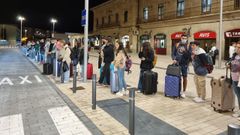 Cola de viajeros en la estaci�n intermodal de Ourense