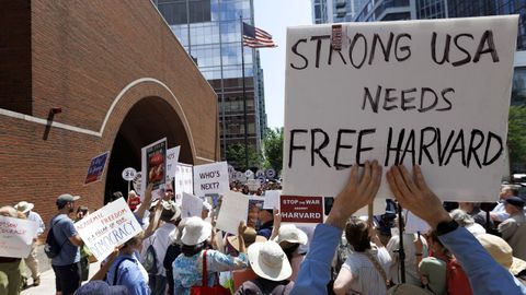 Ex alumnos de Harvard protestan contra la congelaci�n de fondos impulsada por Trump.