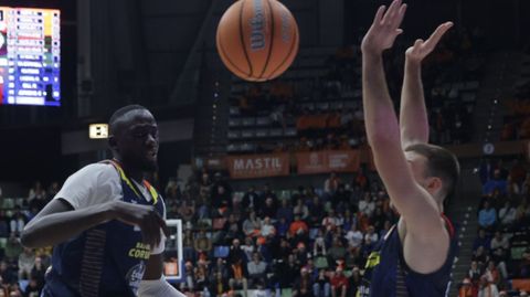 Ily Diop y Joe Cremo, durante un lance del partido.