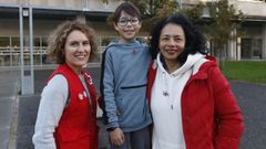 Alexandra (a la derecha) con su hijo biol�gico y la t�cnica del programa de acogida de  Cruz Roja, M�nica Devesa