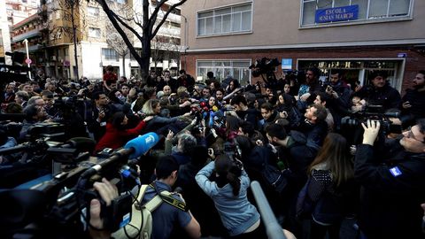 Profesionales de los medios de comunicaci�n rodean a la candidata de Ciudadanos, In�s Arrimadas, tras votar en el colegio electoral Ausi�s March